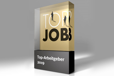Award oberer Teil Glas mit goldenen Hintergrund schwarz weißer Schrift "TOP JOB" unterer Teil schwarzer Stein mit weißer Schrift "Top-Arbeitgeber 2019"