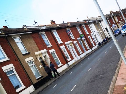 Straße mit roten Häuser in England 