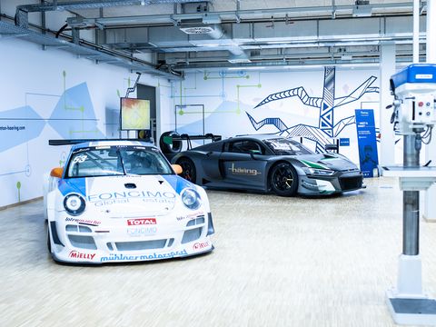 Große Halle mit Sportautos