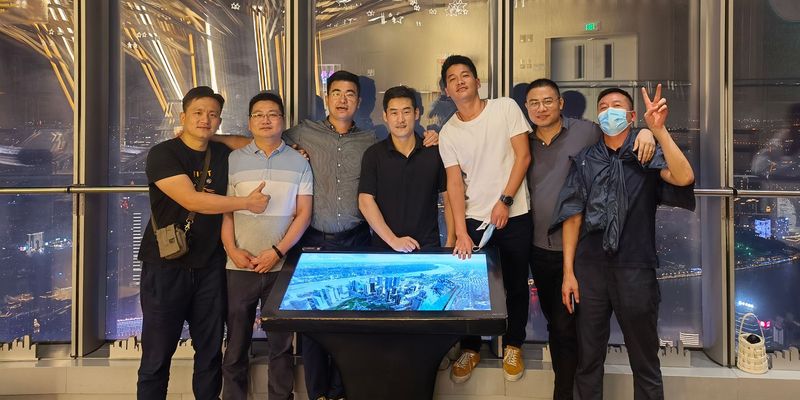 vier männliche Mitarbeiter von Häring machen ein Gruppenfoto und lächelnd in die Kamera 