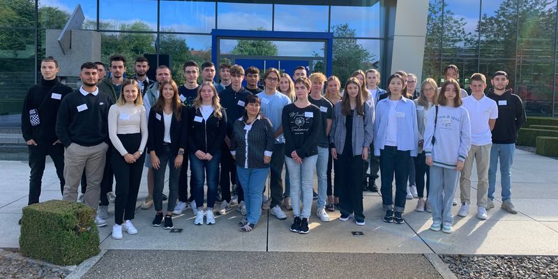 Gruppenfoto vor dem Gebäude zum Ausbildungsstart 2022