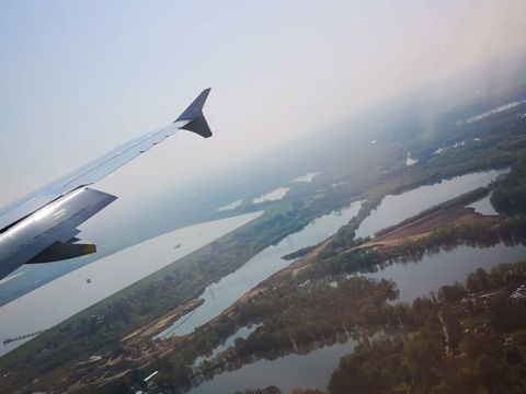 Foto ist aus einem Flugzeug gemacht, ein Stück von einem Flugzeugträger, Landschaft aus Seen und Flüssen 
