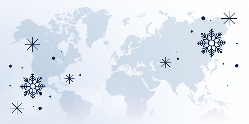 Weltkarte im Hintergrund blau unterlegt weißer Film darauf große Schneeflocken an den Seiten 