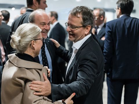 Geschäftsleiter Jürgen Häring begrüßt zwei Personen beim Häring Innovationsforum