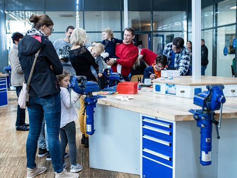 Häring Event mit Kinder und Eltern an der Werkbank