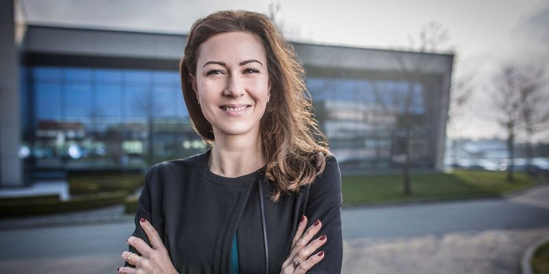 Geschäftsleitung Miriam Häring steht vor dem Gebäude von Häring und schaut in Kamera