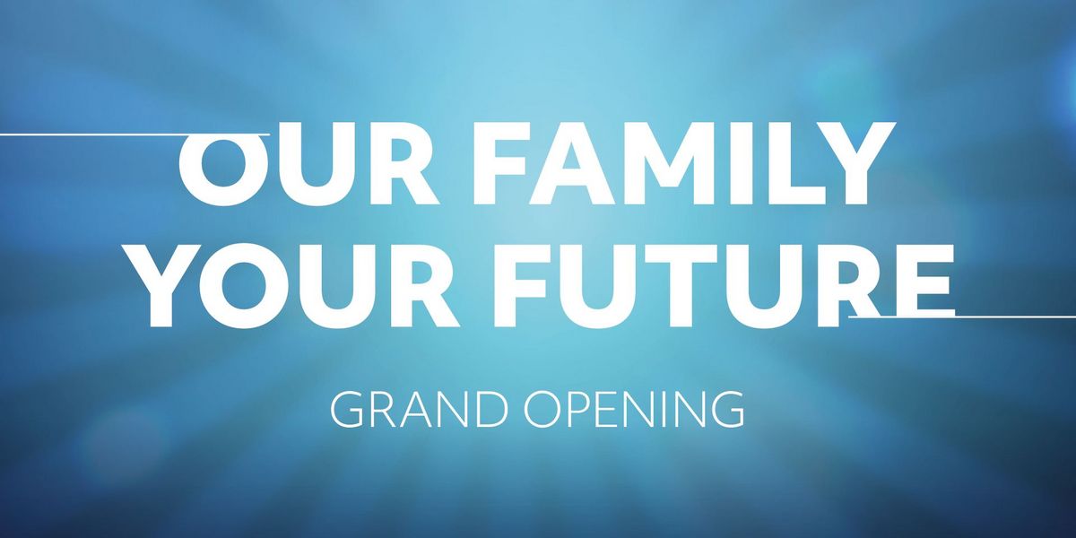 Blau/weißer Hintergrund mit weißer Schrift in der Mitte "Our Family your Future Grand Opening"