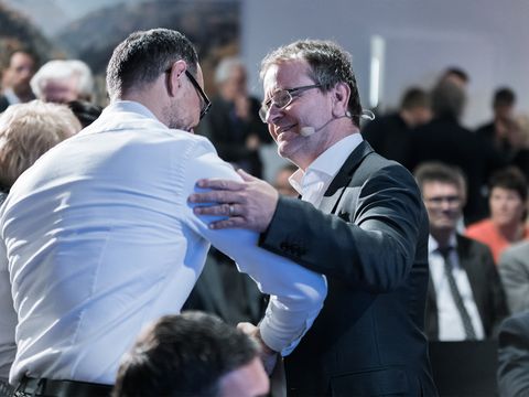 Geschäftsleiter Jürgen Häring schüttelt die Hand des Moderators beim Häring Innovationsforum